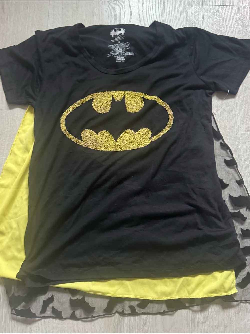 NWOT Batman | Black & Yellow Cape | T-Shirt Costume | sz M